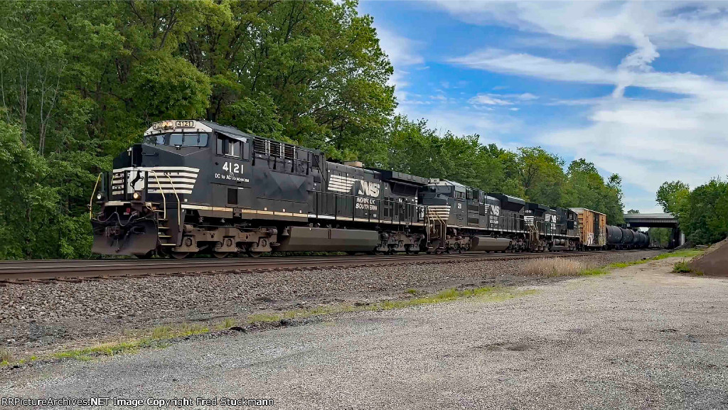 NS 4121 leads the mixer west.